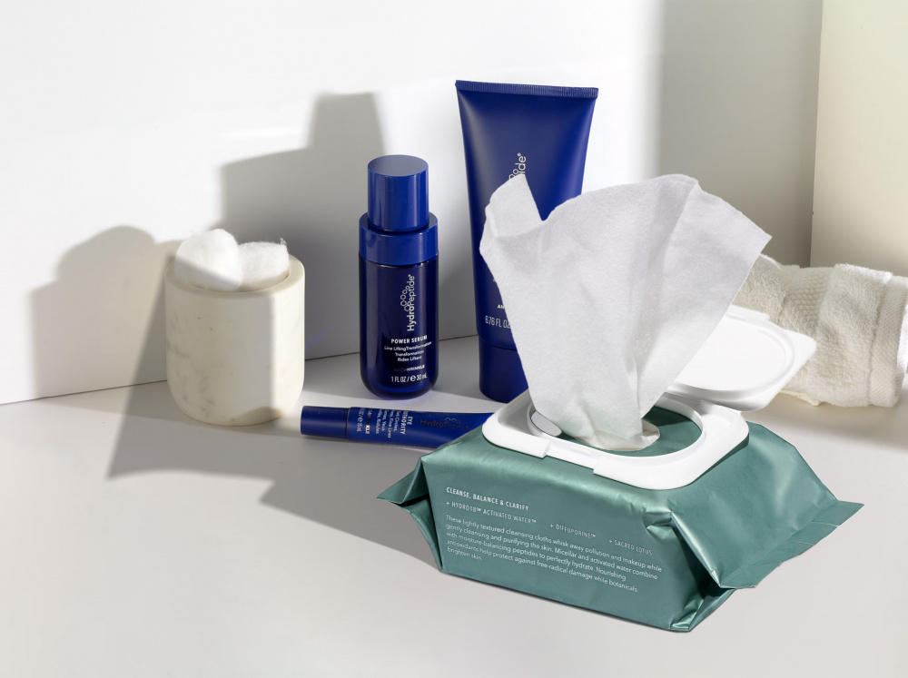 Darček Pleťové čistiace a výživné anti age obrúsky s kolagénom a Hydro 18 Gift Hydroactive Cleanse pre výživu, ochranu a čistenie pleti.