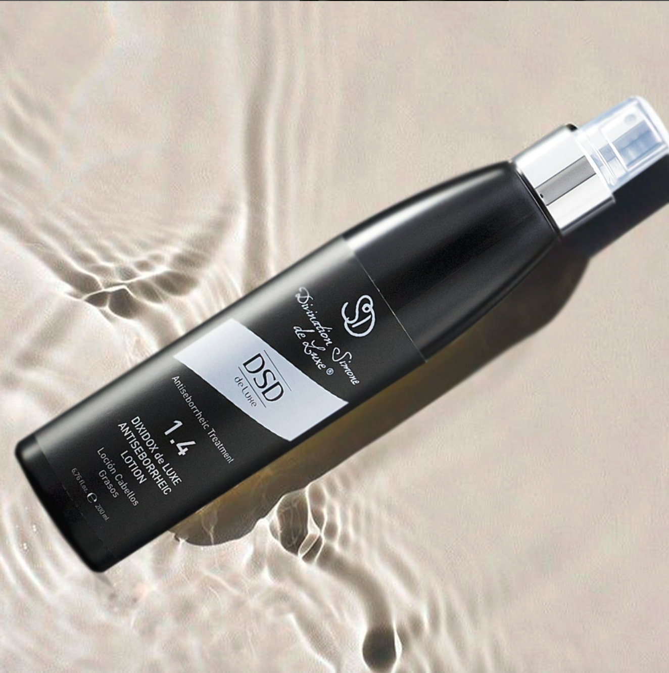 DSD SIMONE DE LUXE ANTISEBORRHEIC LOTION 
1.4L  Antiszeborreás, tápláló balzsam 200 ml. Ez az önreguláló hatóanyagokon, vitaminokon, szalicilsavon, octorpixen és növényi kivonatokon alapuló tápláló lotion nem csak a felesleges zsírt távolítja el,