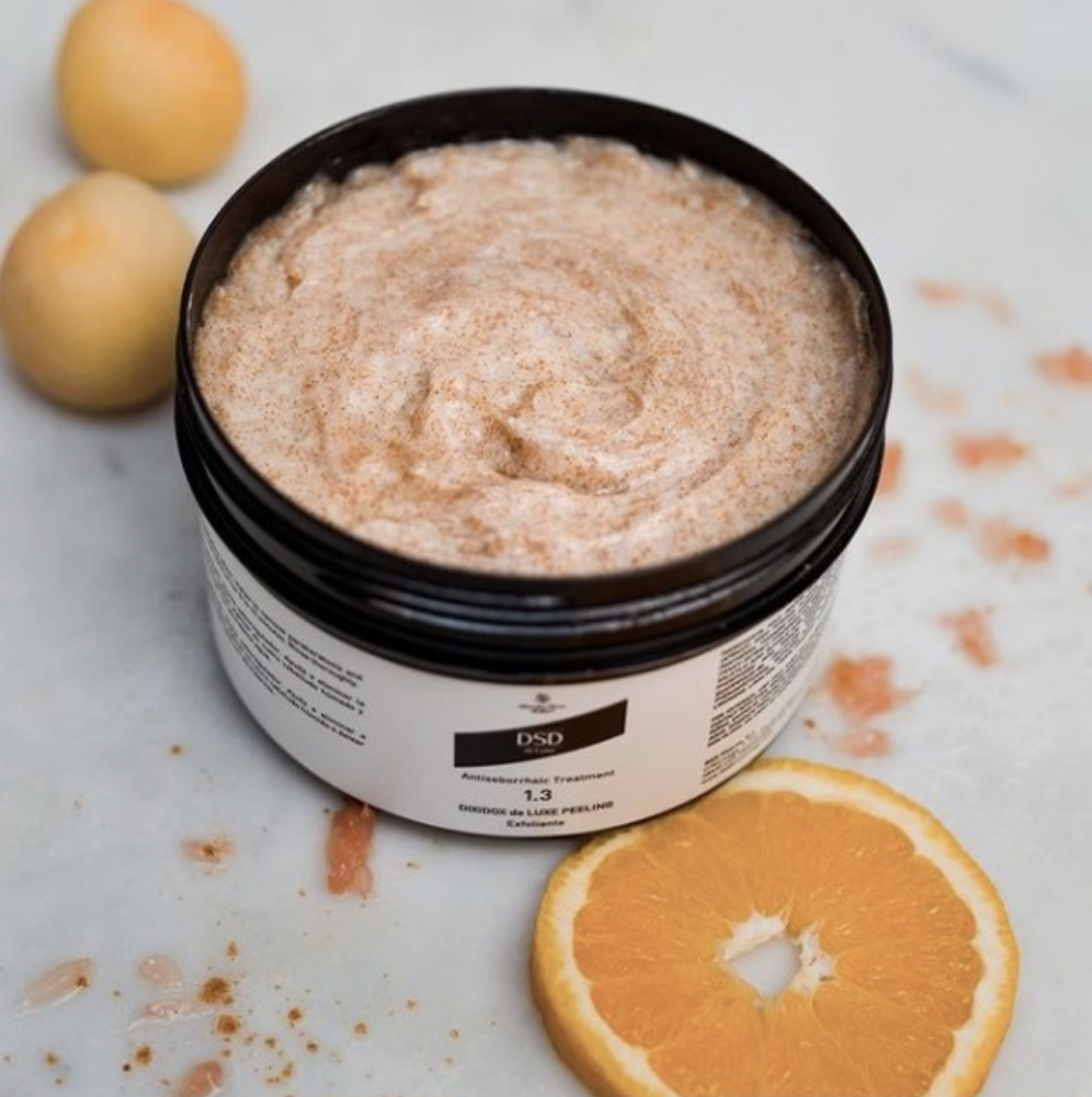 DSD DE LUXE PEELING 
DSD 1.3L Hajpeeling a fejbőr tökéletes tisztításához. Hajmosás előtt vagy mezoterápia és hajerősítő készítmény alkalmazása előtt is alkalmas