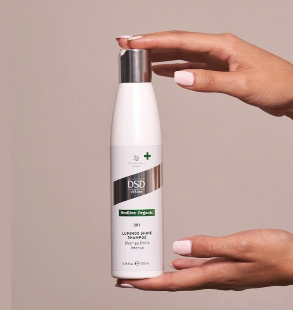 DSD SIMONE DE LUXE LUMINOX SHINE SHAMPOO 
001 Természetes sampon szulfátok nélkül segít helyreállítani a bőr mikroflóráját, és fenntartja a haj hidratáltságát. Szulfátok és parabének nélkül.