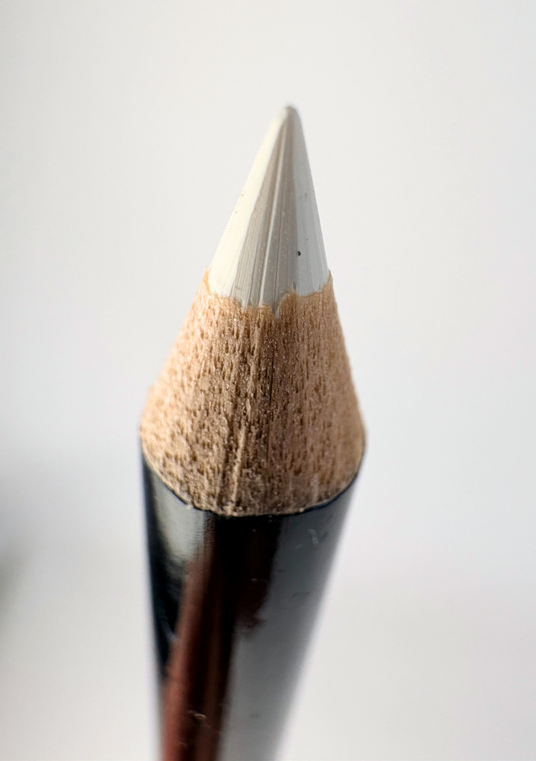 Darček Infini Cosmetics drawing up pencil with sharpener lid - white Biela ceruzka na estetické ošetrenie s orezávatkom
