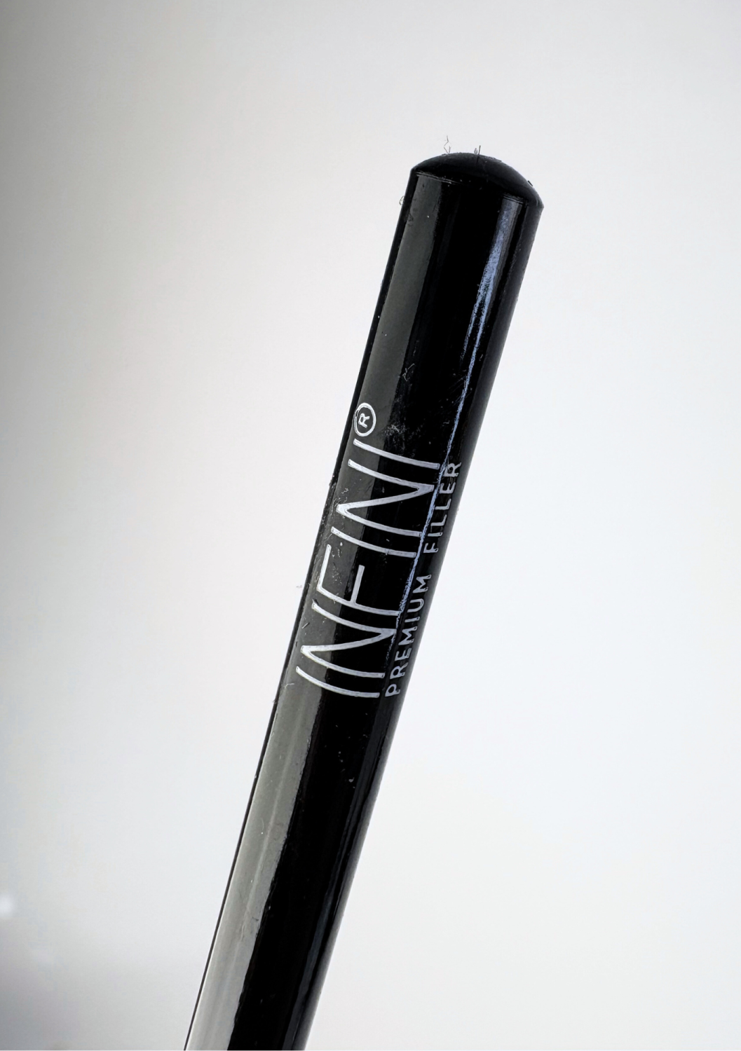 Darček Infini Cosmetics drawing up pencil with sharpener lid - white Biela ceruzka na estetické ošetrenie s orezávatkom