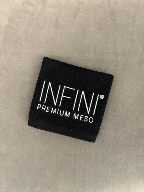 Ajándek Infini Kis méretű pamut törölköző, fekete, fehér felirattal 35x35 cm<br>Towel Infini small black, white logo