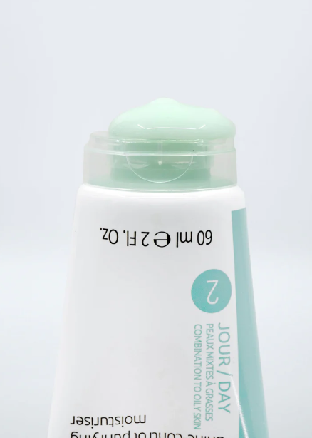 SOSKIN SHINE-CONTROL PURIFYING MOISTURISER PROFESSIONAL 
Enyhén hidratáló krém a felesleges faggyú és a fényesség csökkentésére   250 ml.EXP 12/26 40% kedvezmény