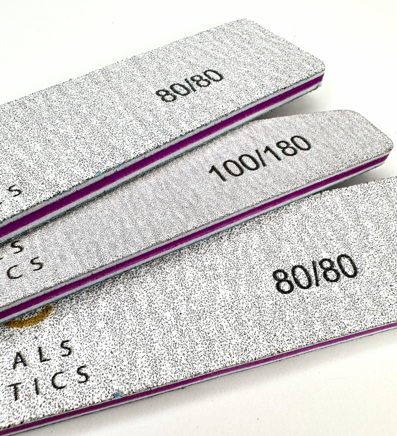 NAIL FILE 80/80 - PROFESSIONAL MEDICALS COSMETICS 
Professzionális körömreszelő tartós felülettel a gyors és precíz formázáshoz.