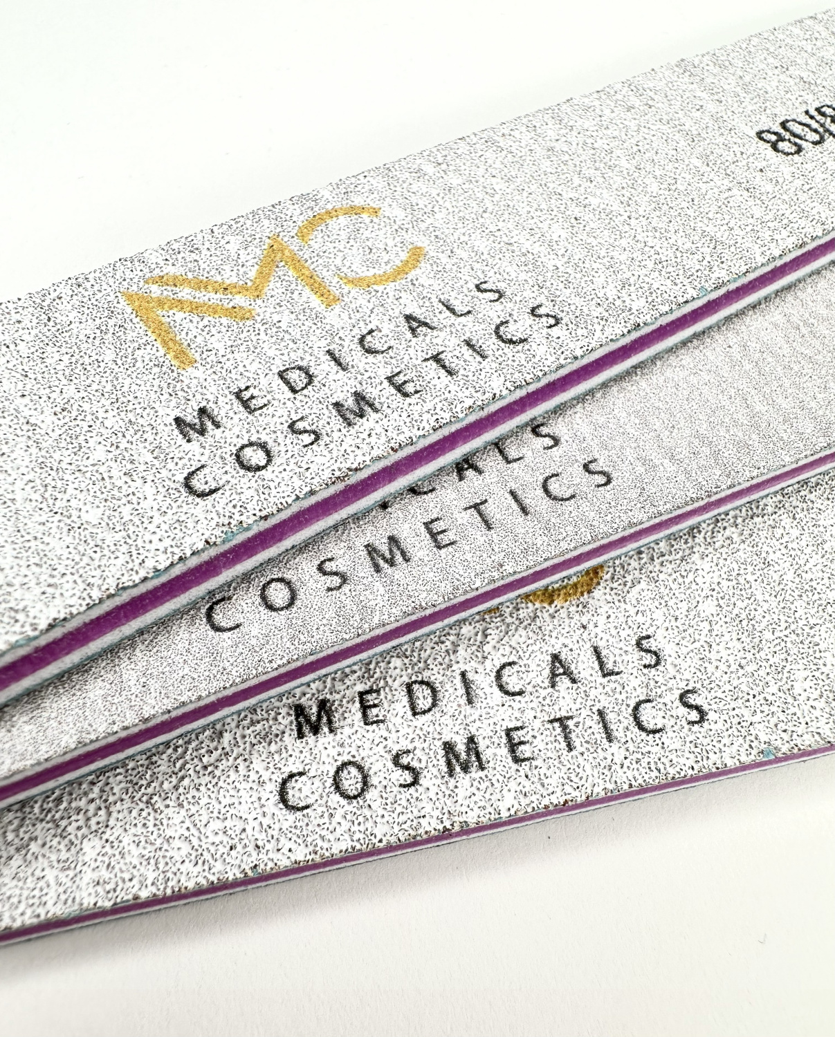 NAIL FILE 100/180 - PROFESSIONAL MEDICALS COSMETICS 
Professzionális körömreszelő tartós felülettel a gyors és precíz formázáshoz.