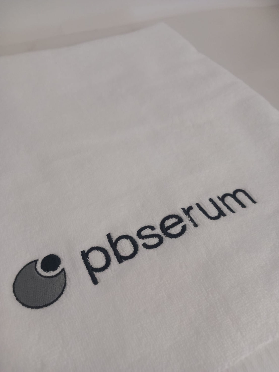 Towel PBSerum Big White + Grey Logo 
180x80 PBSerum logóval ellátott nagy pamut törölköző, szürke hímzéssel