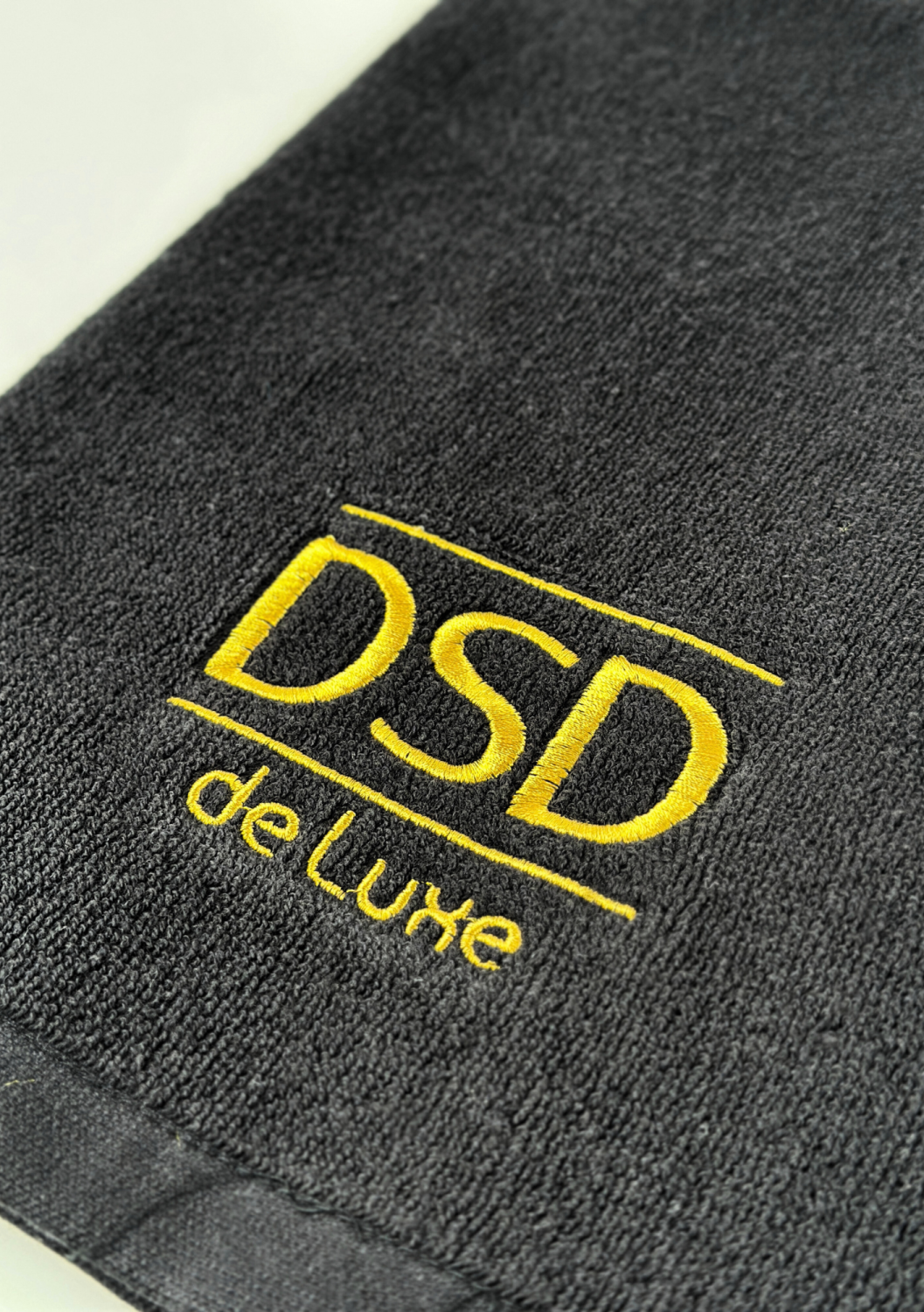 TOWEL DSD SMALL, BLACK WITH GOLDEN LOGO 
40x60 cm DSD logóval ellátott kis pamut törölköző, fekete arany hímzéssel