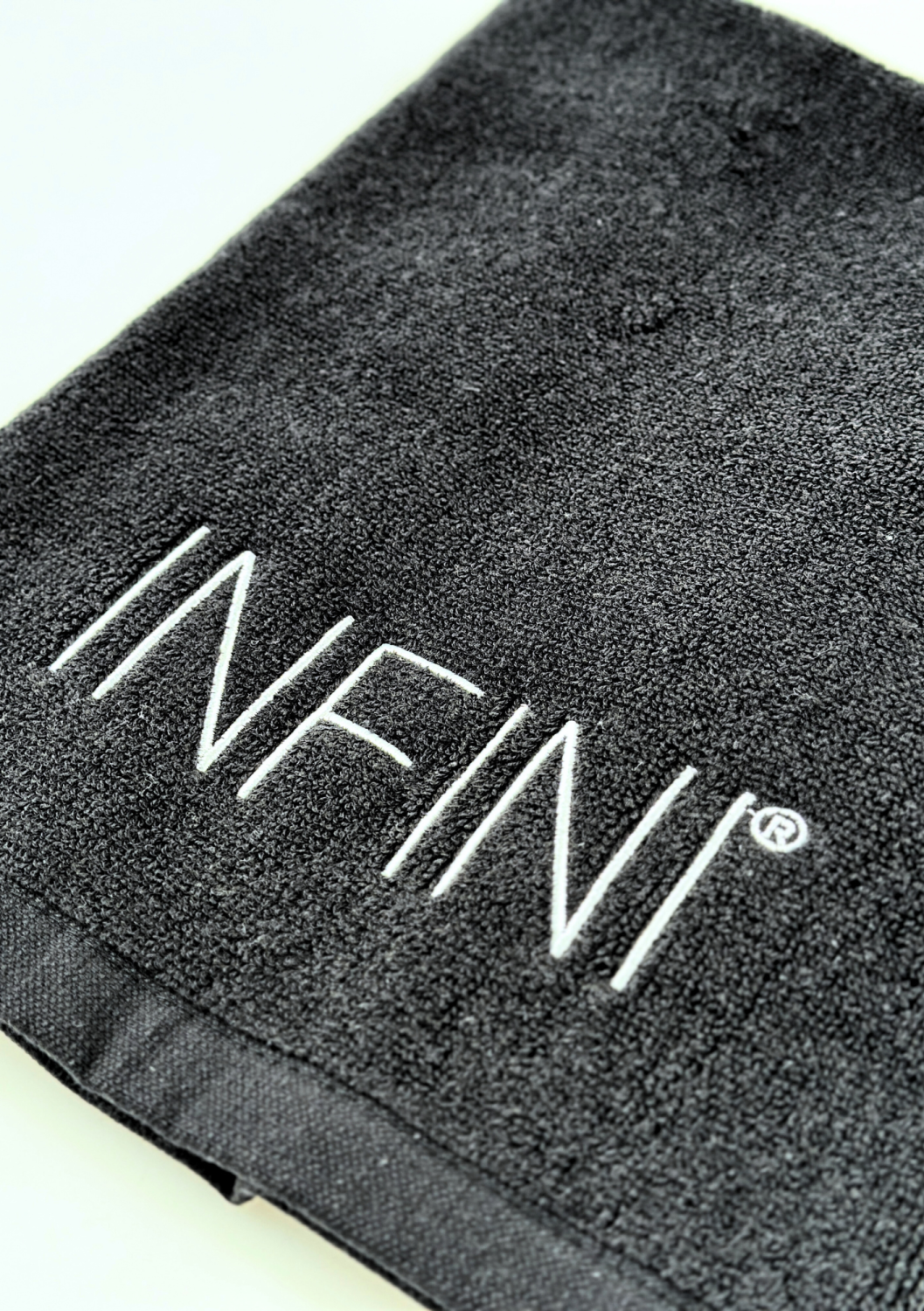 TOWEL INFINI SMALL, BLACK WITH WHITE LOGO 
40x60 cm DSD logóval ellátott kis pamut törölköző, fekete arany hímzéssel
