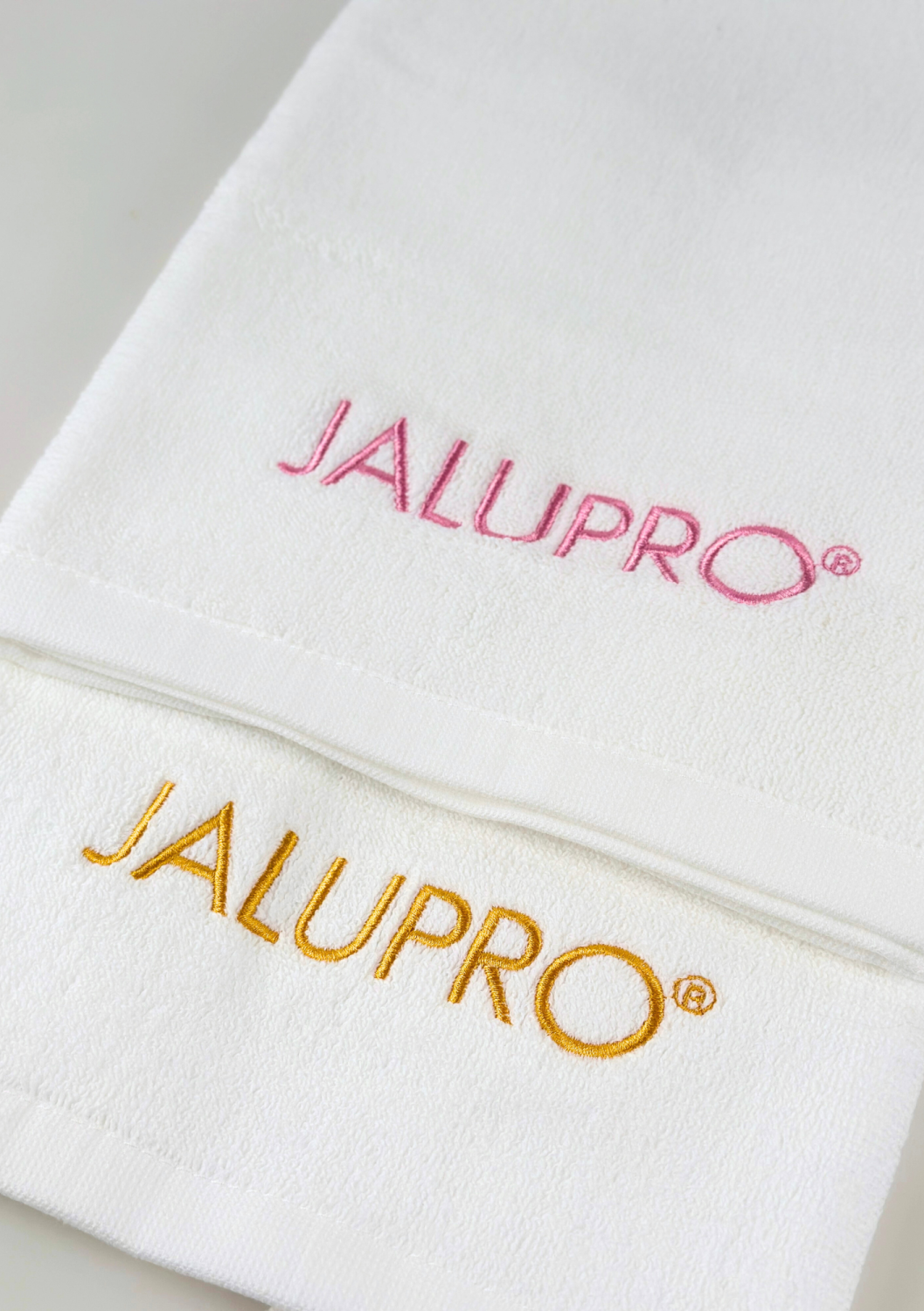 TOWEL JALUPRO SMALL, WHITE WITH GOLDEN LOGO 
40x60 cm Jalupro logóval ellátott kis pamut törölköző, fehér arany hímzéssel