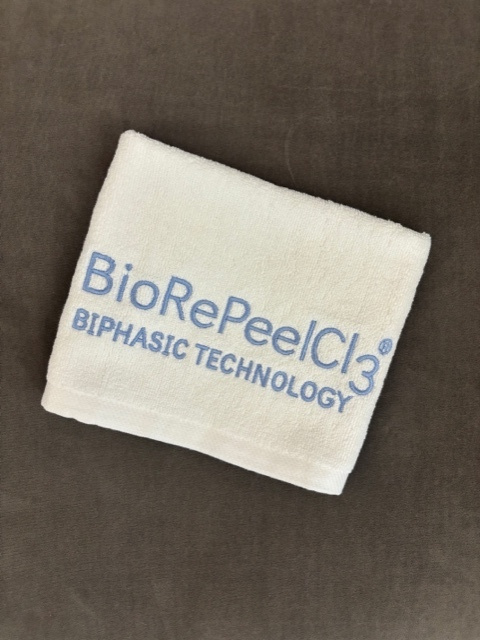 BioRePeel kis méretű pamut törölköző, fehér, kék felirattal, 35x35 cm<br>Towel BioRePeel small white, blue sign 