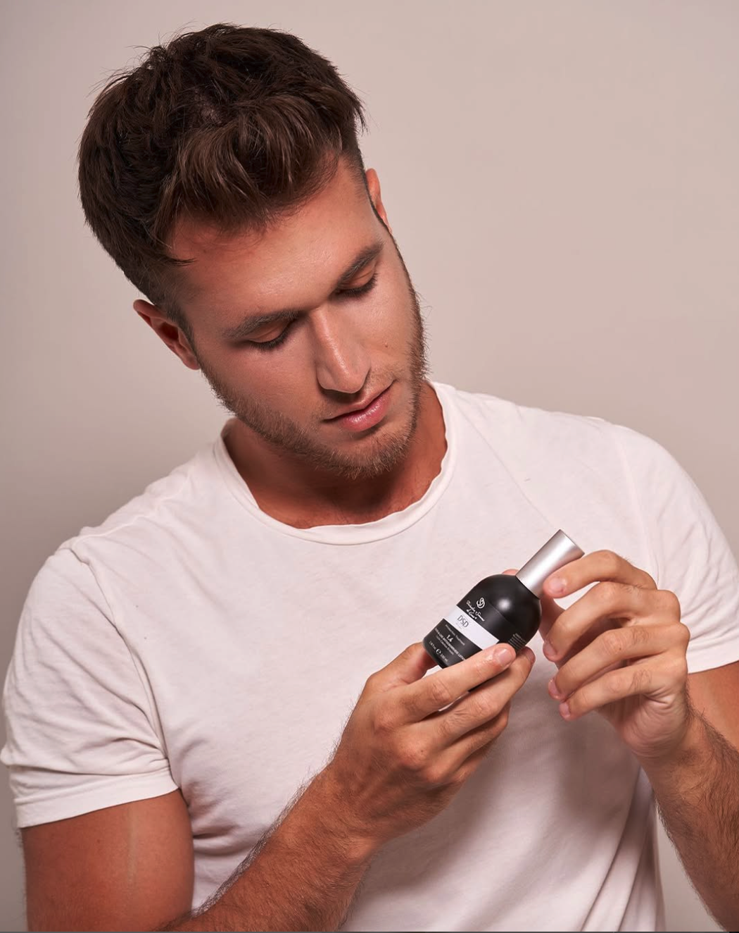 DSD SIMONE DE LUXE ANTISEBORRHEIC LOTION 
1.4 Antiszeborreás, tápláló balzsam 100 ml. Ez az önreguláló hatóanyagokon, vitaminokon, szalicilsavon, octorpixen és növényi kivonatokon alapuló tápláló lotion nem csak a felesleges zsírt távolítja el,