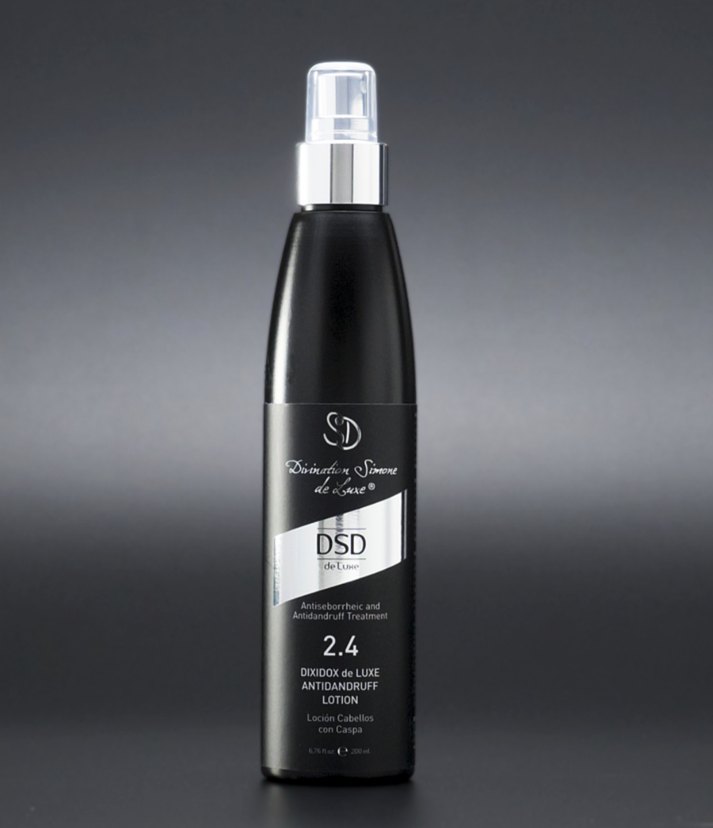 DSD SIMONE DE LUXE ANTIDANDRUFF LOTION 
2.4L Korpásodás elleni, tápláló balzsam 200 ml. Ez a korpásodás elleni balzsam olyan aktív hatóanyagok komplexét tartalmazza, mint a pirokton olamin, klimbazol, szalicilsav, valamint vitaminokat magas ko