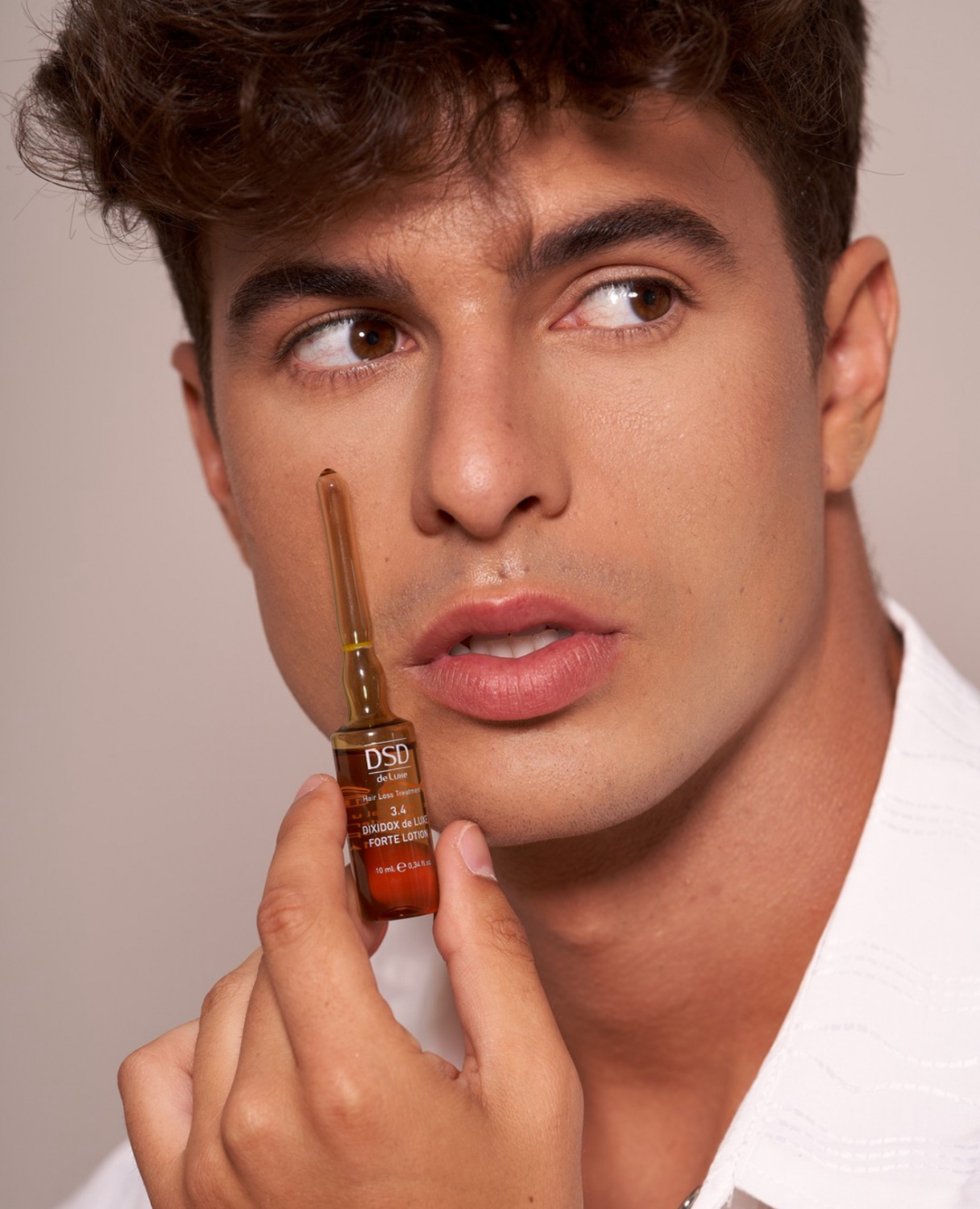 DSD SIMONE DE LUXE FORTE LOTION 3.4 
3.4 Tápláló oldat hajhullás ellen. Hajnövés stimulátorok komplexét tartalmazza, melyek purin és pirimidin bázisokon, placenta kivonaton, adenozinon, koffeinen, Cayenne-borson, növényi fitoösztrogéneken, vitaminok